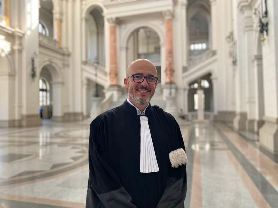 Avocat Alexandru Ene, în robă, în Palatul de Justiție