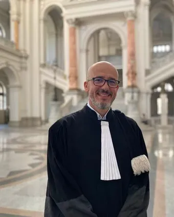 Avocat Alexandru Ene, în robă, în Palatul de Justiție